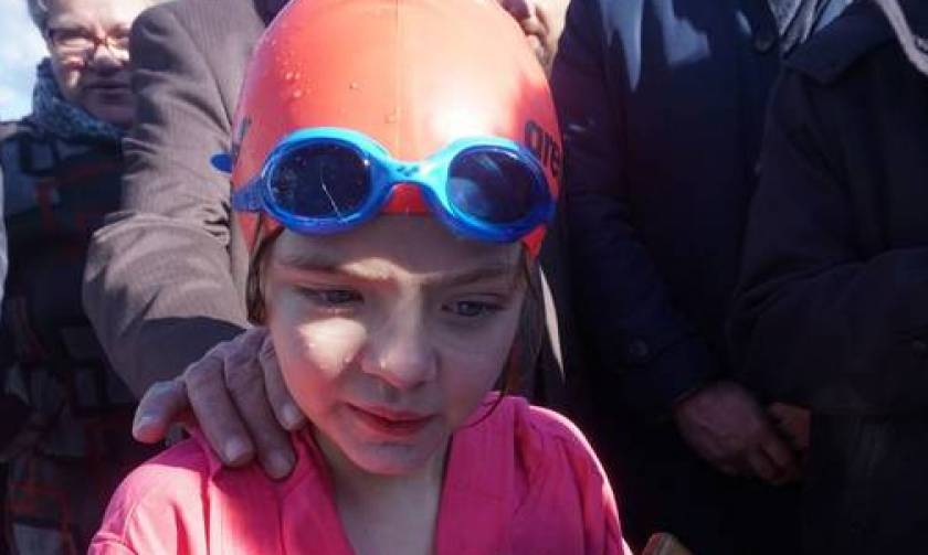 Θεοφάνεια: Ένα 9χρονο κοριτσάκι έπιασε τον Σταυρό στην Κρήτη (pics)