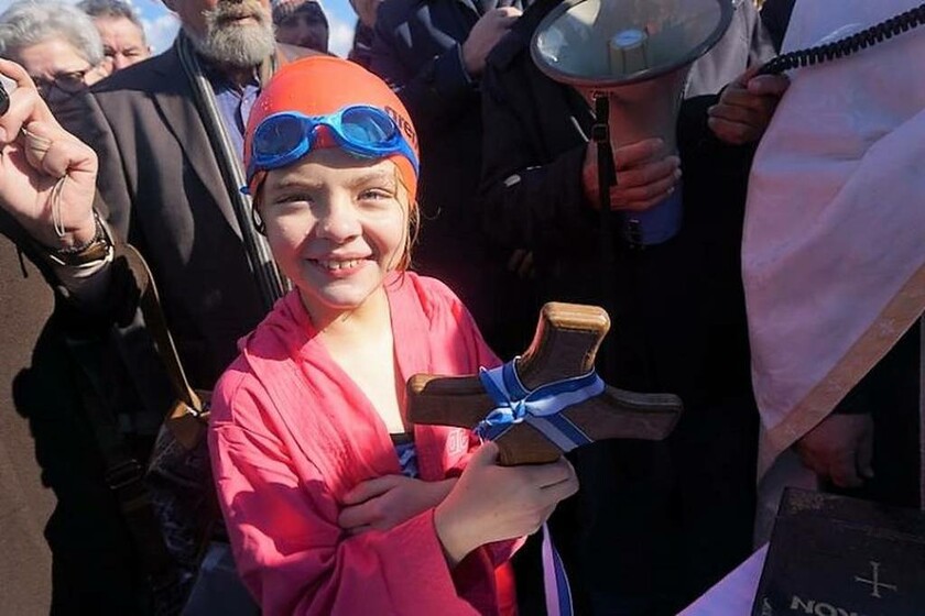 Κρήτη: Ένα 9χρονο κοριτσάκι έπιασε τον Σταυρό στην Παντάνασσα (pics)