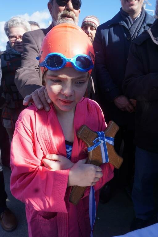 Κρήτη: Ένα 9χρονο κοριτσάκι έπιασε τον Σταυρό στην Παντάνασσα (pics)