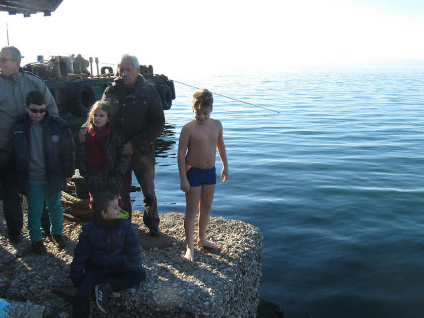 Θεοφάνεια: 10χρονος βούτηξε στα παγωμένα νερά του Αμβρακικού (pics+vid)