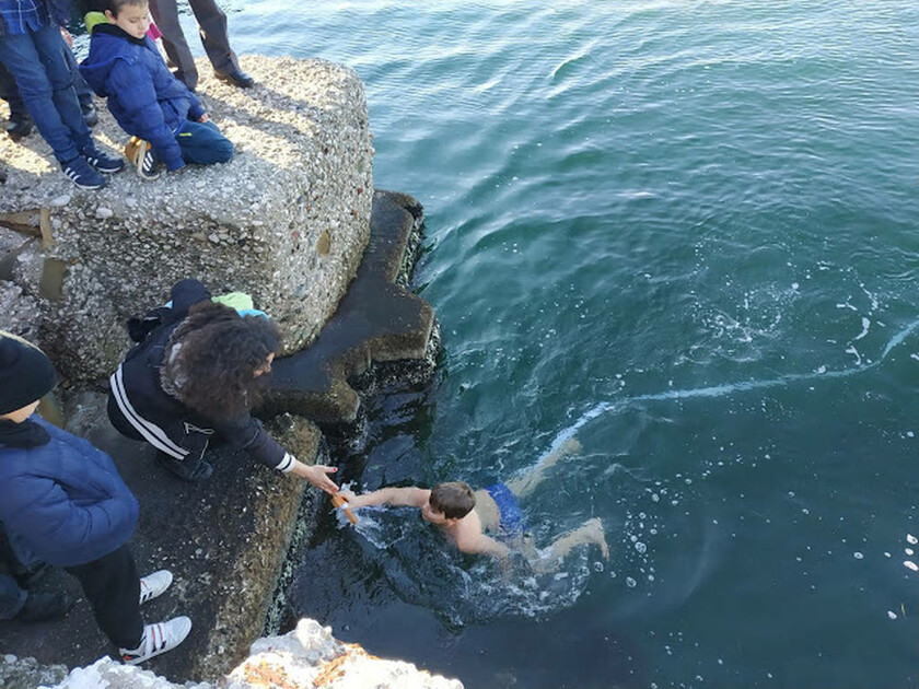 Θεοφάνεια: 10χρονος βούτηξε στα παγωμένα νερά του Αμβρακικού (pics+vid)