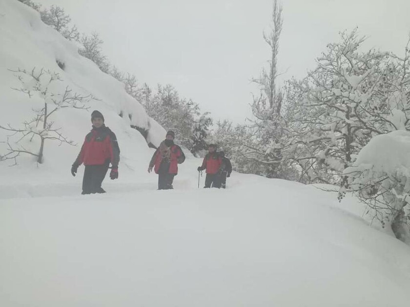 Το σημαντικό έργο της ΕΜΑΚ: Περπάτησαν 3 χλμ στα χιόνια για να πάνε φάρμακα σε ηλικιωμένο (pics)