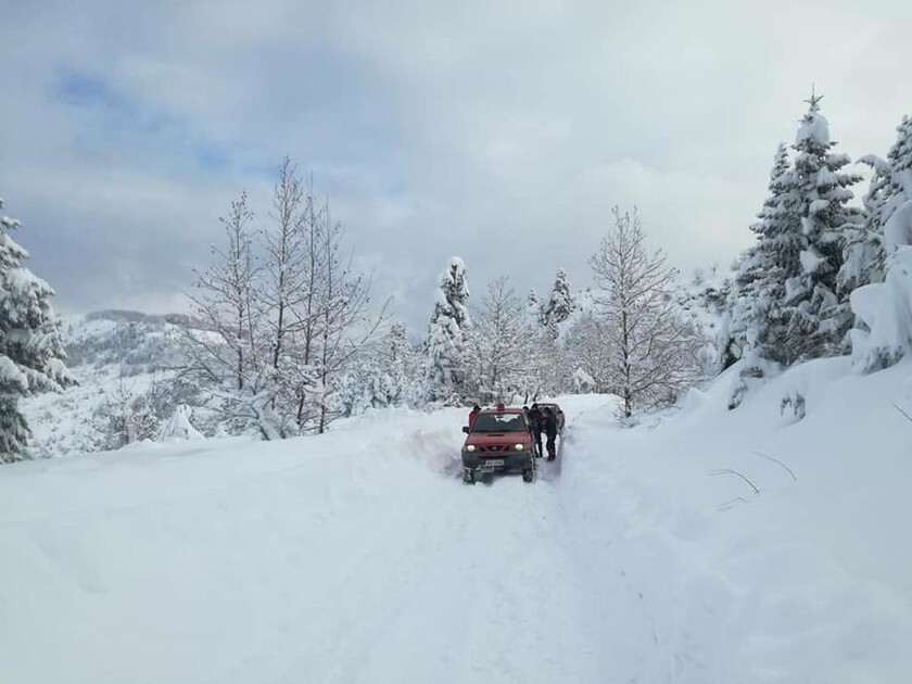 Το σημαντικό έργο της ΕΜΑΚ: Περπάτησαν 3 χλμ στα χιόνια για να πάνε φάρμακα σε ηλικιωμένο (pics)