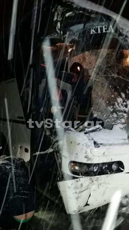 Εύβοια: Λεωφορείο του ΚΤΕΛ συγκρούστηκε με εκχιονιστικό (pics)