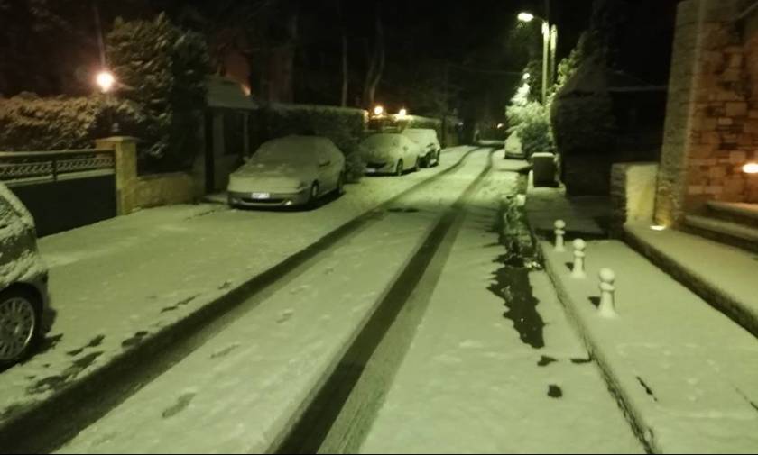 Καιρός Live: Ο χιονιάς «σαρώνει» την Αθήνα - Το έστρωσε στα βόρεια προάστια (pics+vids)