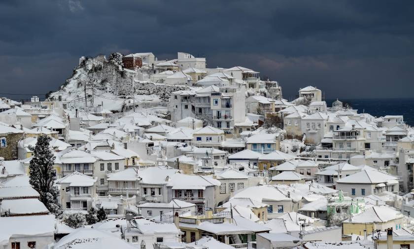 Καιρός ΤΩΡΑ: Χωρίς ρεύμα η Σκόπελος – Σφοδρή χιονόπτωση στο νησί