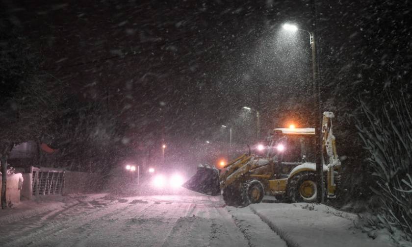 Καιρός ΤΩΡΑ: Κλειστή λόγω χιονόπτωσης η λεωφόρος Χασιάς προς Δερβενοχώρια