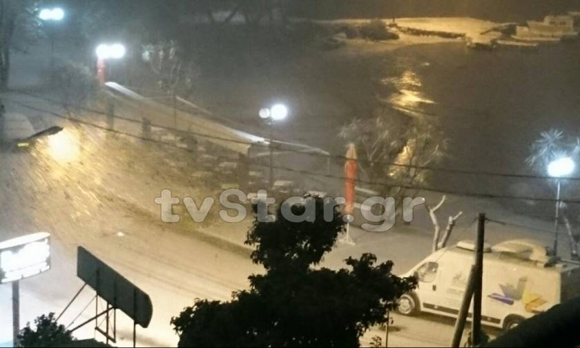 Καιρός ΤΩΡΑ: Ισχυρή χιονόπτωση στη Χαλκίδα - Κλειστά τα σχολεία στην πόλη