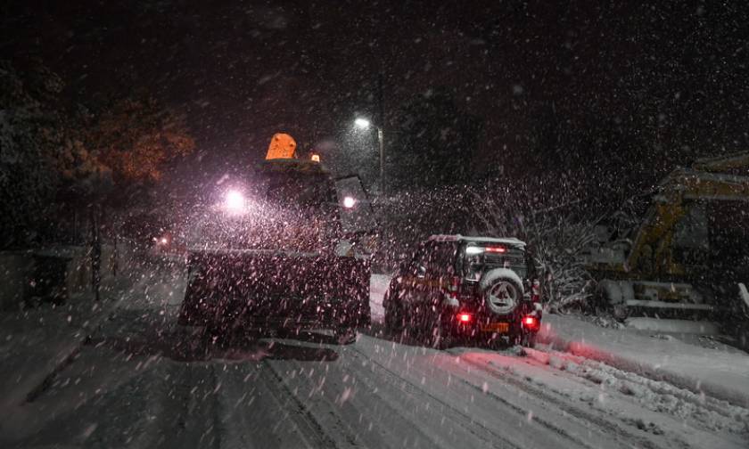 Καιρός ΤΩΡΑ - Χιόνια στην Αθήνα: Ποιοι δρόμοι είναι κλειστοί στο Λεκανοπέδιο