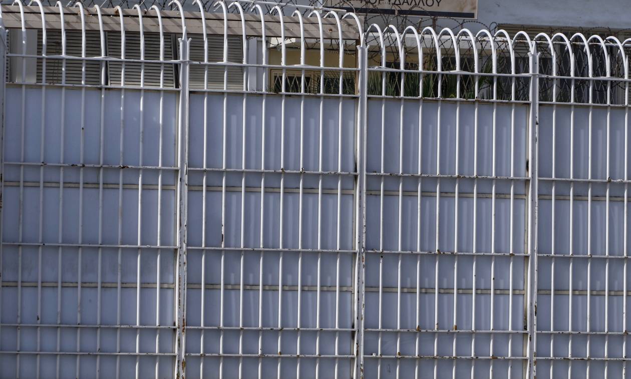 Αιματηρό επεισόδιο στις φυλακές Κασσάνδρας: Κρατούμενος πήρε όμηρο σωφρονιστικό υπάλληλο