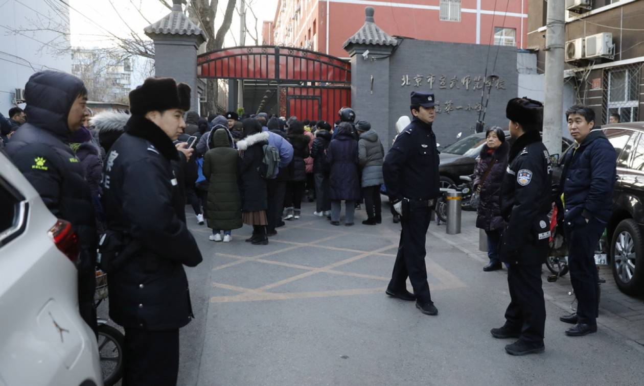 Τρόμος σε σχολείο στο Πεκίνο: Είκοσι παιδιά τραυματίστηκαν από επίθεση με σφυρί (pics)