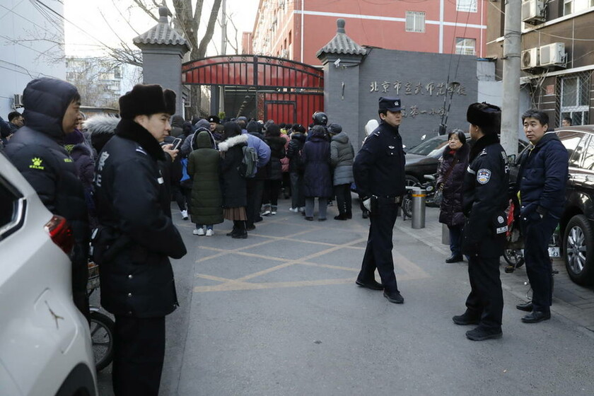 Τρόμος σε σχολείο στο Πεκίνο: Είκοσι παιδιά τραυματίστηκαν από επίθεση με σφυρί (pics)