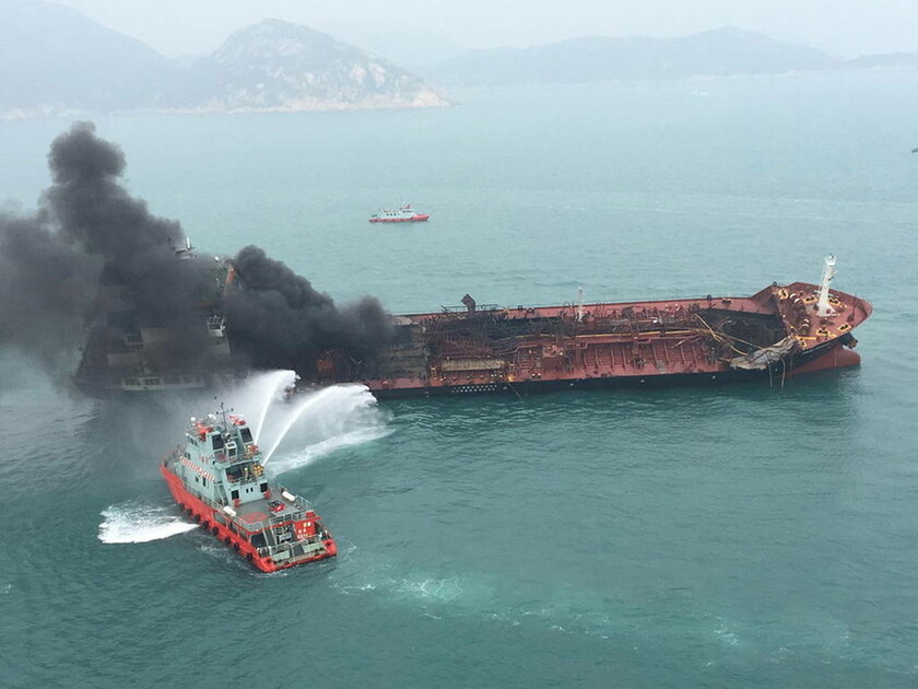 Πυρκαγιά σε τάνκερ στο Χονγκ Κονγκ: Ένας νεκρός και δύο αγνοούμενοι (pics+vid)
