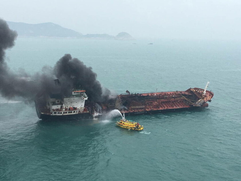 Πυρκαγιά σε τάνκερ στο Χονγκ Κονγκ: Ένας νεκρός και δύο αγνοούμενοι (pics+vid)