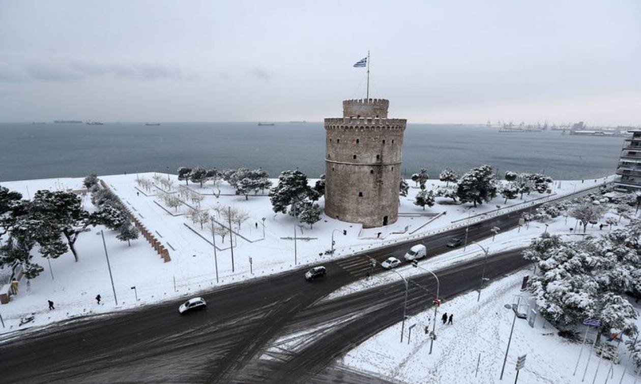 Καιρός – Η «Υπατία» χτυπά τη Θεσσαλονίκη: Χιονίζει στο κέντρο της πόλης (pic-vid)