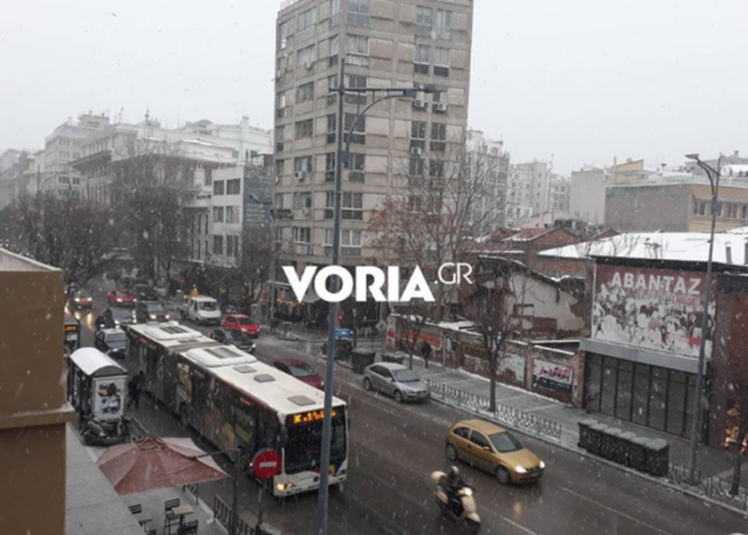 Καιρός – Η «Υπατία» χτυπά τη Θεσσαλονίκη: Χιονίζει στο κέντρο της πόλης (pic-vid)