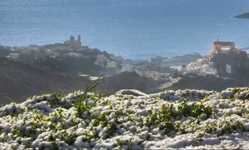 Στα λευκά και οι Κυκλάδες: Χιόνια σε Πάρο, Σύρο, Τήνο και Άνδρο (vid+photos)