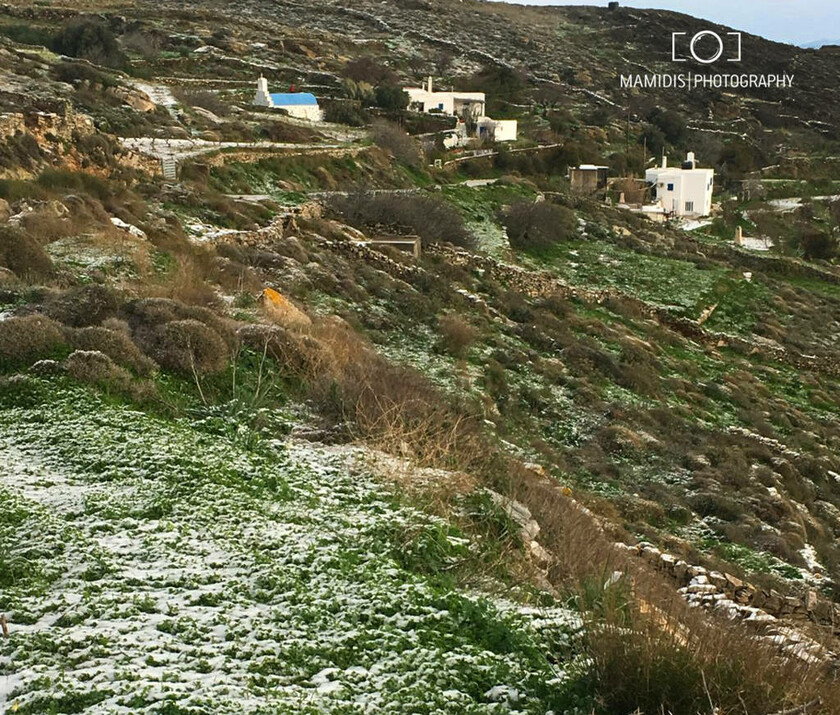 Στα λευκά και οι Κυκλάδες: Χιόνια σε Σύρο, Νάξο και Ηρακλειά (vid+photos)