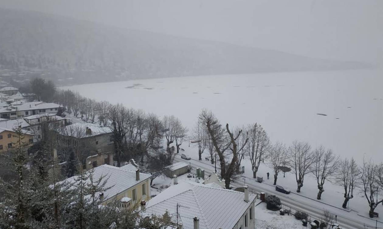 Καιρός: Παγοδρόμιο... η λίμνη της Καστοριάς - Μαγευτικές εικόνες (pics+vid)