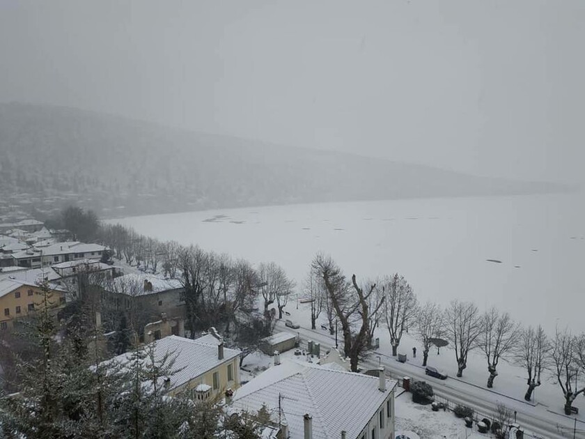 Καιρός: «Άσπρισε» η λίμνη της Καστοριάς - Μαγευτικές εικόνες (pics+vid)