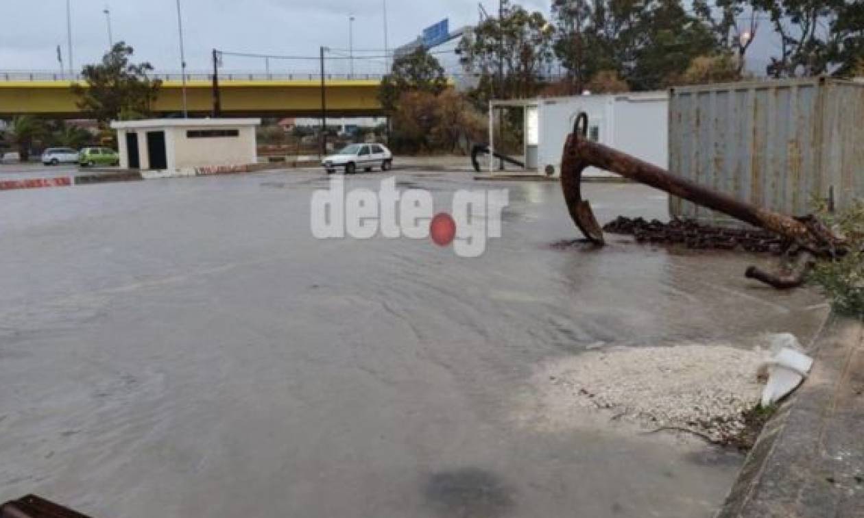 Καιρός: Πλημμύρισε η παραλία στο Ρίο - Απεγκλωβισμός οδηγού (pics)