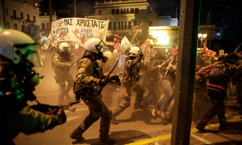 Ένταση, συγκρούσεις και χημικά στην πορεία κατά της Μέρκελ στο κέντρο της Αθήνας (pics+vid)