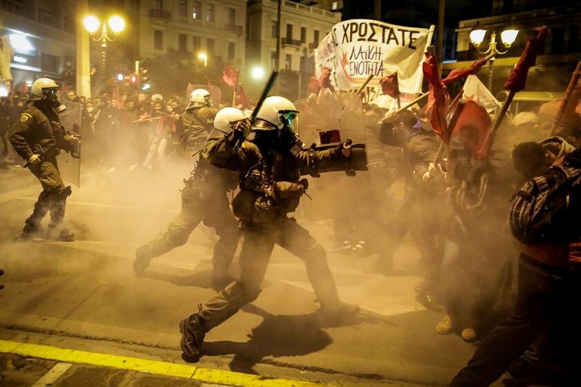 Ένταση, συγκρούσεις και χημικά στην πορεία κατά της Μέρκελ στο κέντρο της Αθήνας