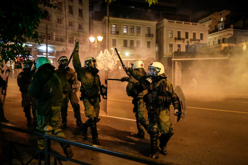 Ένταση, συγκρούσεις και χημικά στην πορεία κατά της Μέρκελ στο κέντρο της Αθήνας