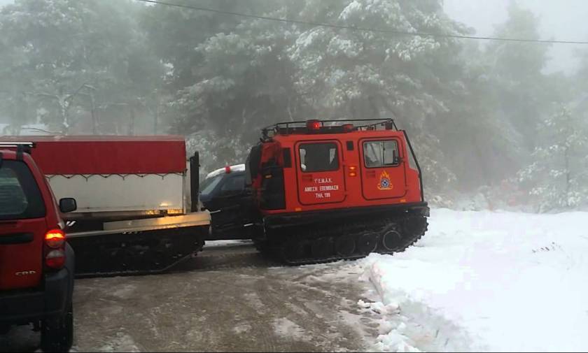 Γρεβενά: Η Πυροσβεστική απεγκλώβισε από τα χιόνια νεογνό τριών ημερών και τους γονείς του