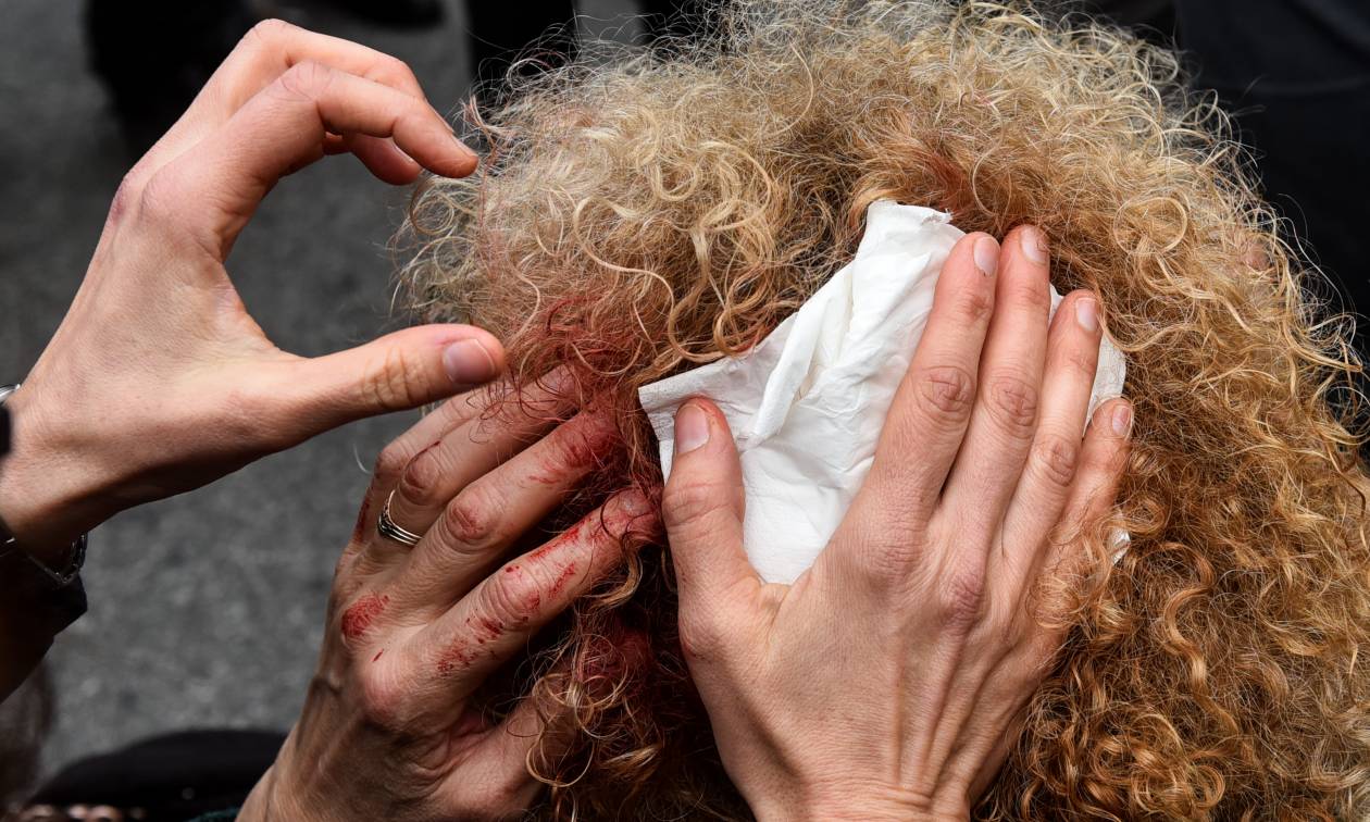 Ένταση και συγκρούσεις στην πορεία των εκπαιδευτικών - Τραυματίστηκε μία γυναίκα (pics)