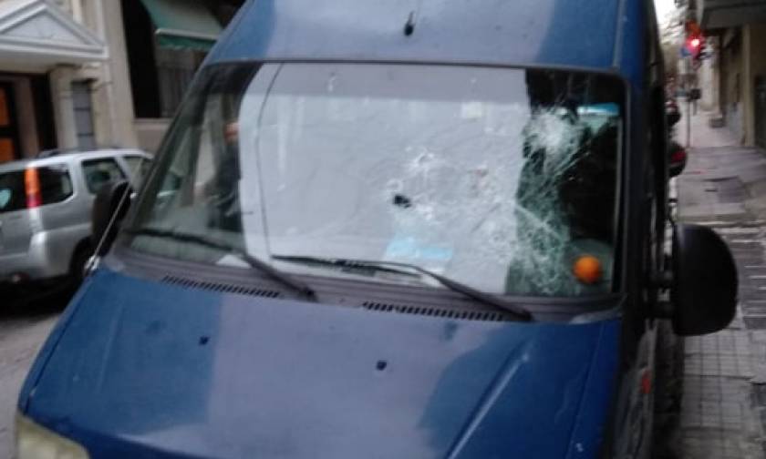 Επίθεση σε βαν της ΕΛ.ΑΣ. στην ΑΣΟΕΕ - Πυροβόλησε στον αέρα αστυνομικός