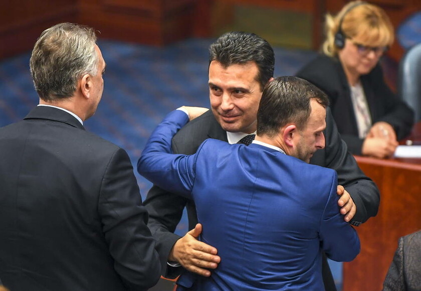 Tα Σκόπια υπερψήφισαν τη Συμφωνία των Πρεσπών (pics)
