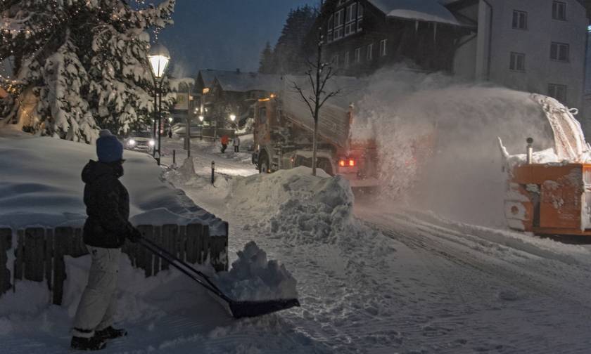 «Θάφτηκαν» στο χιόνι στην Αυστρία: Στρατιωτικά ελικόπτερα διέσωσαν 66 μαθητές (pics)