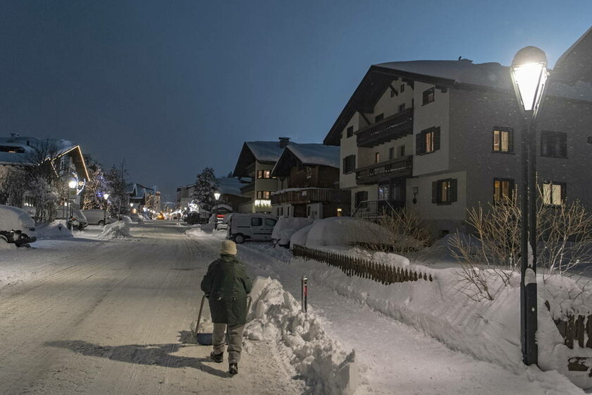 «Θάφτηκαν» στο χιόνι στην Αυστρία: Με ελικόπτερα απομακρύνθηκαν 66 αποκλεισμένοι μαθητές (pics)