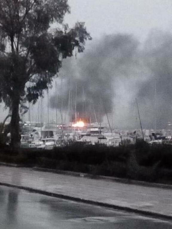 Πάτρα: Φωτιά ΤΩΡΑ στο παλιό λιμάνι - Καίγονται δύο ιστιοφόρα (pics&vid)
