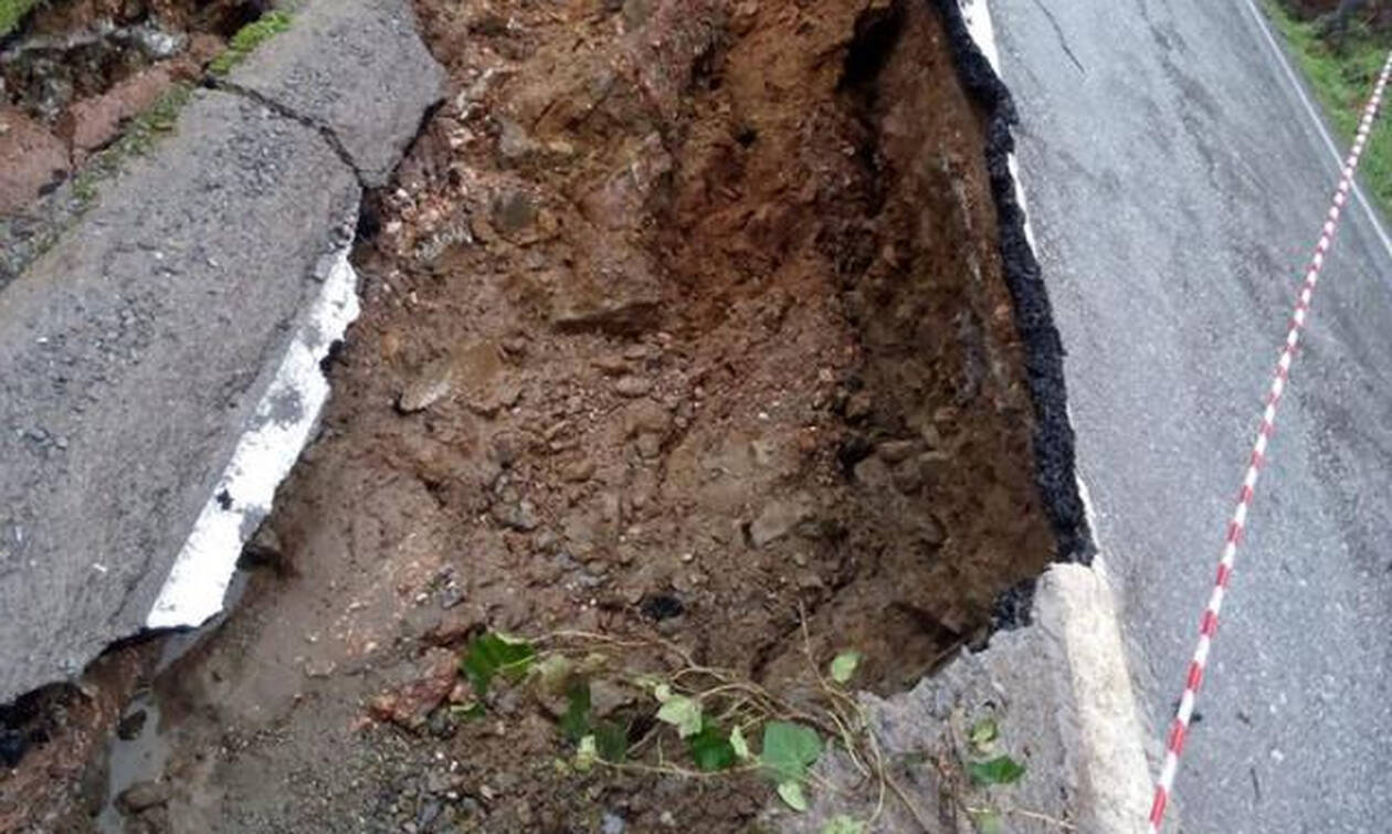 Απίστευτο: Βυθίστηκε 35 μέτρα δρόμος στη Μεσσηνία (pic)