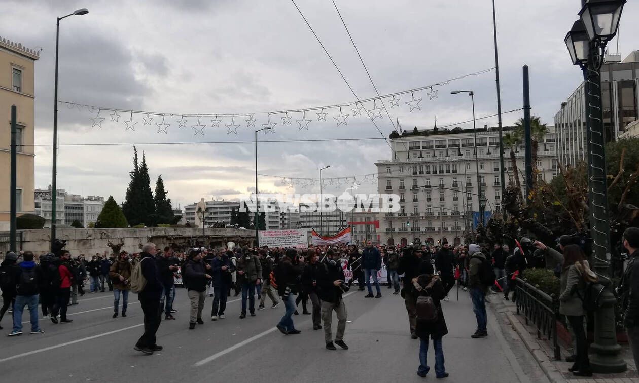 Ένταση και επεισόδια στο συλλαλητήριο των αναπληρωτών καθηγητών στο κέντρο της Αθήνας