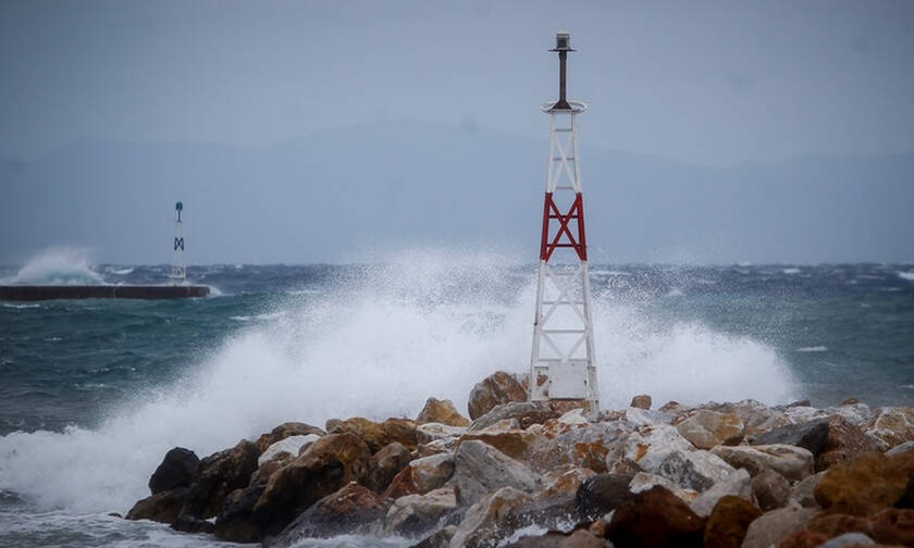 Κακοκαιρία: Πλοία «παλεύουν» με τα κύματα στα λιμάνια της Κρήτης - Πού ισχύει απαγορευτικό απόπλου