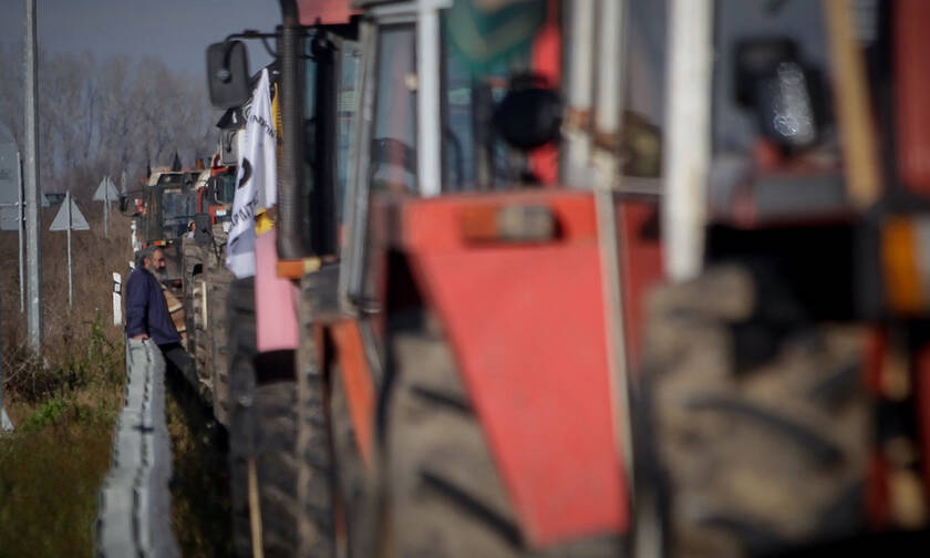 Μπλόκα αγροτών: Στους δρόμους βγάζουν τα τρακτέρ τους οι αγρότες της Καρδίτσας 