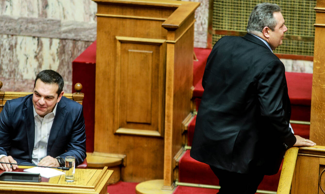Ψήφος εμπιστοσύνης: Απίστευτες εικόνες μεταξύ Τσίπρα - Καμμένου στη Βουλή - Δείτε τι συνέβη (pics)