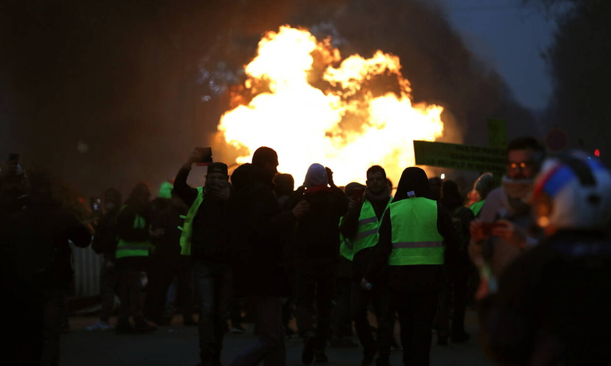 «Φωτιά» βάζουν ξανά στο Παρίσι τα «κίτρινα γιλέκα»: Σφοδρές συγκρούσεις (Pics+Vids)