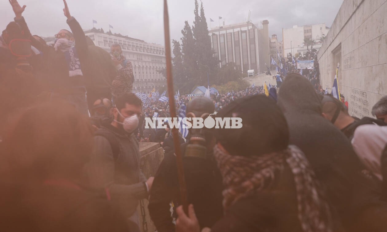 Συλλαλητήριο για τη Μακεδονία: Ξύλο και χημικά - Παρακρατικοί και ΕΛ.ΑΣ. διέλυσαν τη συγκέντρωση