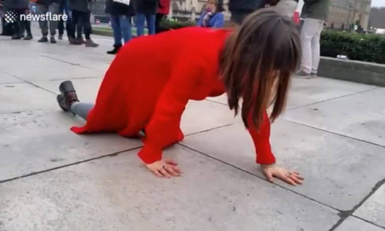 Γιατί μία γυναίκα με κόκκινα ρούχα… μπουσουλούσε σε πλατεία του Λονδίνου; (vid)