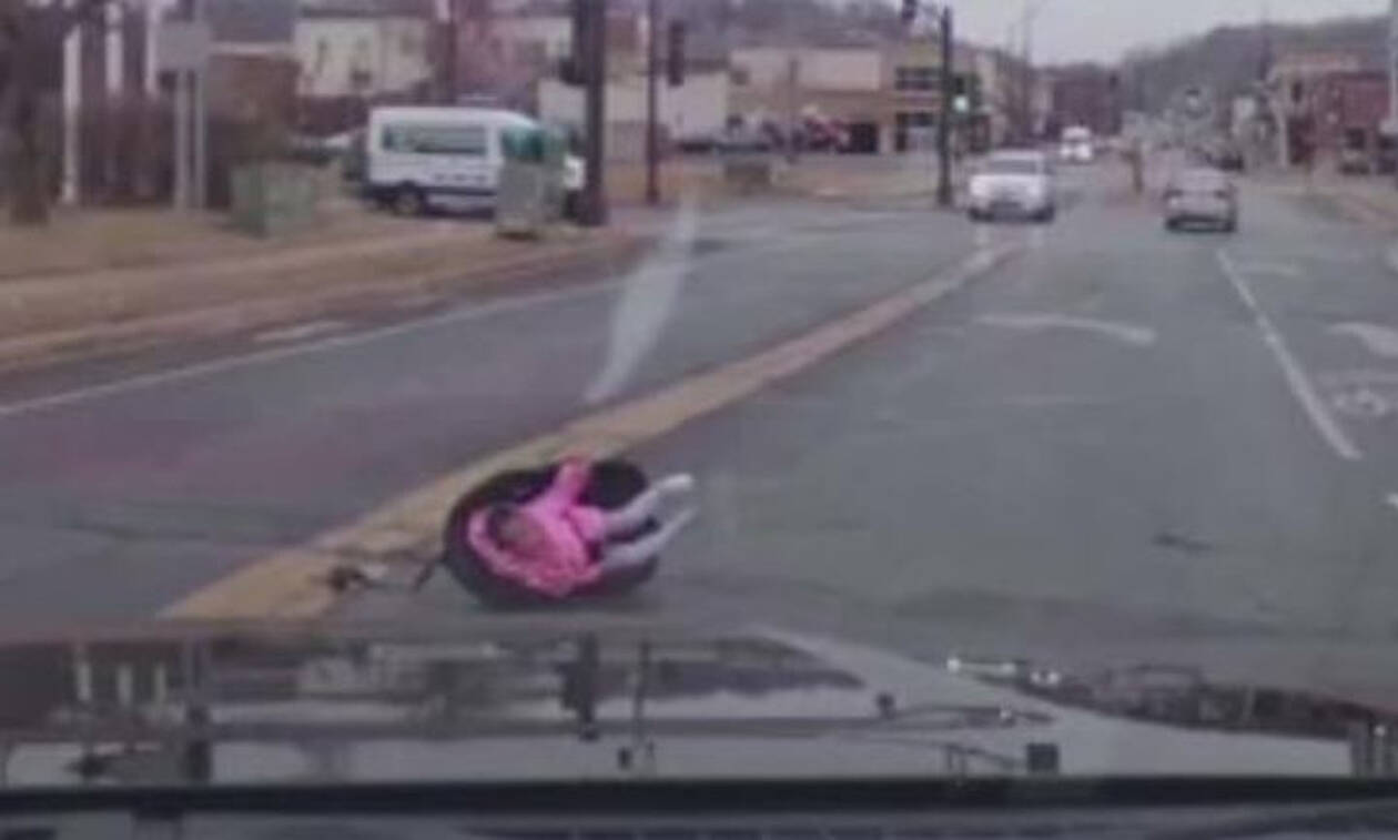 Σοκαριστικό βίντεο: Παιδί πέφτει από κινούμενο όχημα στη μέση του δρόμου (vid)