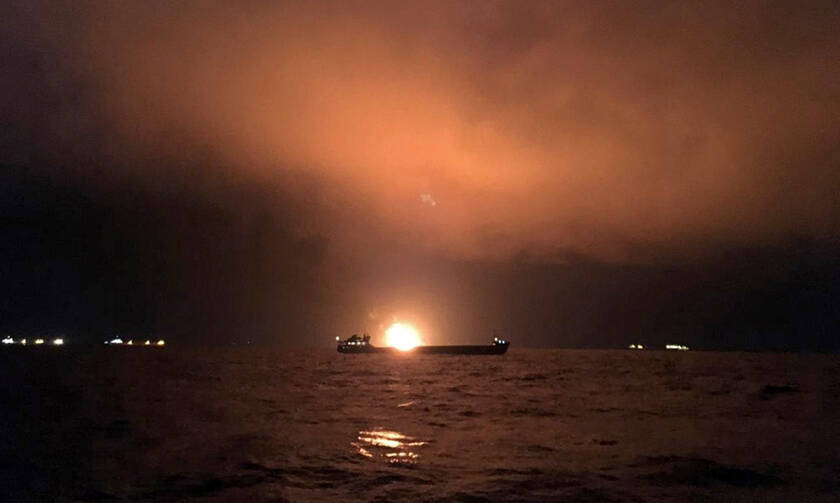 Τουλάχιστον 14 νεκροί σε φλεγόμενα πλοία ανοιχτά της Κριμαίας (pics)