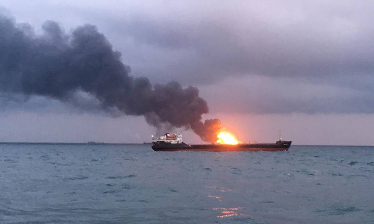 Αυξάνονται δραματικά οι νεκροί από πυρκαγιά σε δύο πλοία ανοιχτά της Κριμαίας