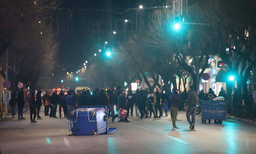 Ένταση στη Θεσσαλονίκη: Κουκουλοφόροι επιτέθηκαν με μολότοφ σε διμοιρίες των ΜΑΤ