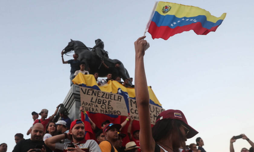 «Φλέγεται» η Βενεζουέλα: 26 νεκροί - Ο Μαδούρο κλείνει τις διπλωματικές αντιπροσωπείες στις ΗΠΑ 