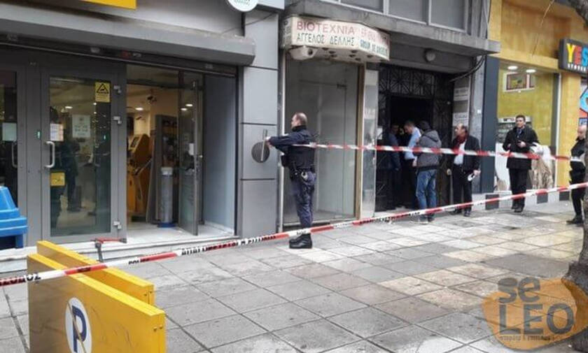 Θεσσαλονίκη: Άνδρας έχει ταμπουρωθεί σε τράπεζα και απειλεί να βάλει φωτιά (pics&vid)