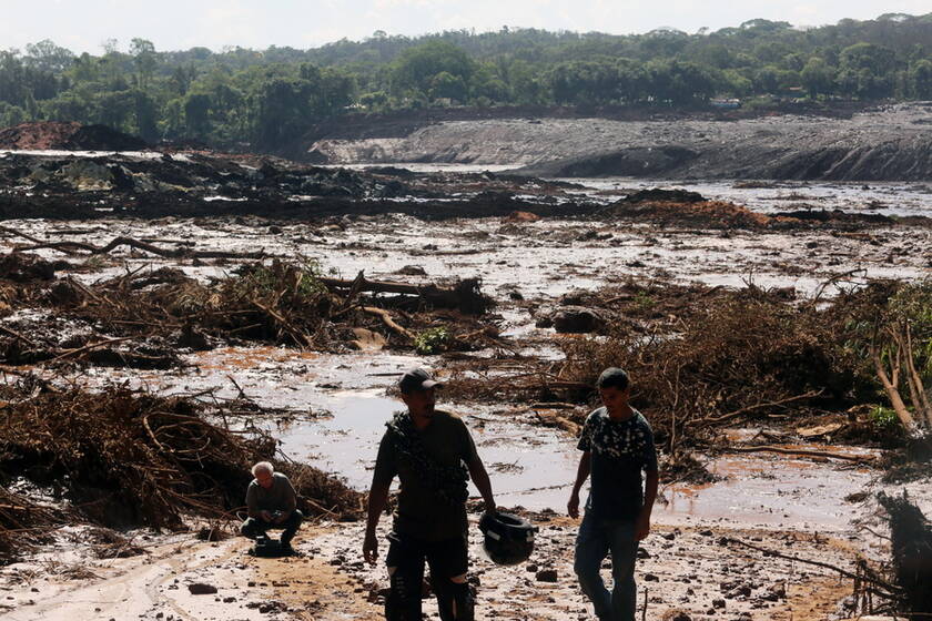 Μάχη με τις λάσπες δίνουν τα σωστικά συνεργεία στη Βραζιλία
